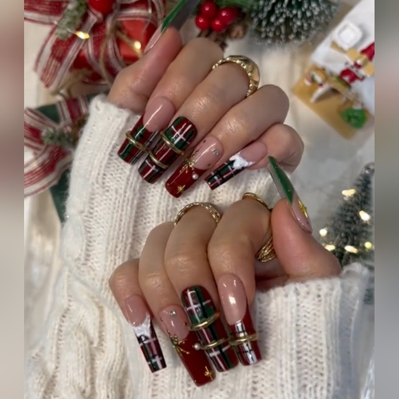 PRESS ON NAILS W/TOOL KIT - Picture 2 of 10